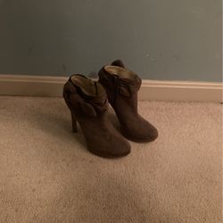 Taupe Color Fashion High Heel Boots With Bow Accent! Size 71/2 Excellent Condition 