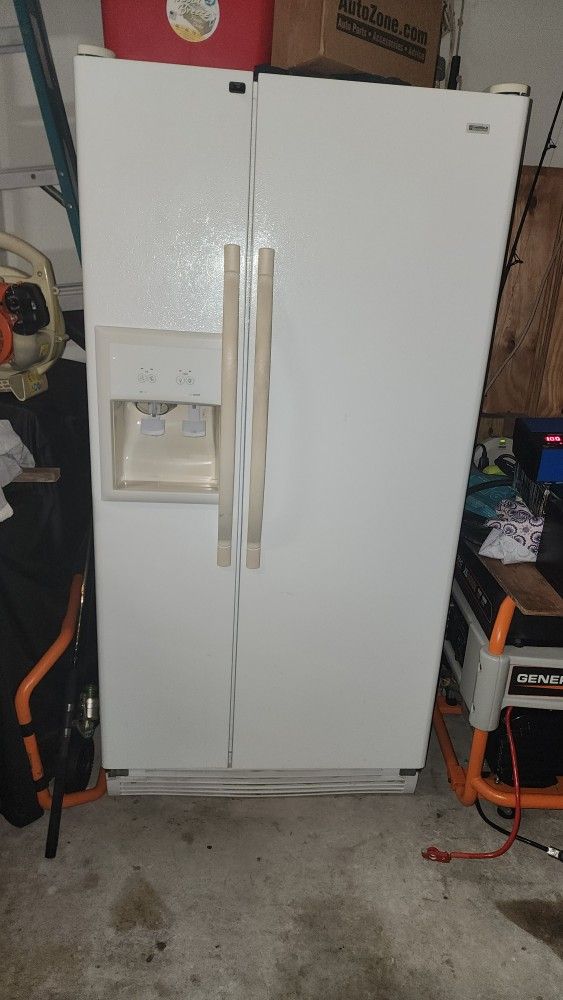 KENMORE COLDSPOT REFRIGERATOR IN PERFECT WORKING CONDITION. 