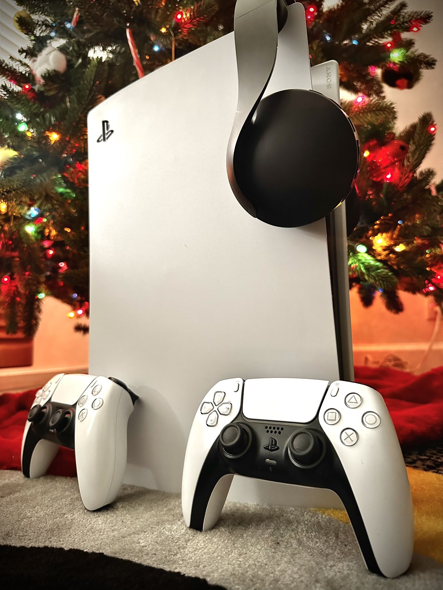 PlayStation 5 Console in White 825GB With Headset