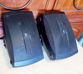 Yamaha Indoor/Outdoor Speakers Pair Black w/ Wall Mount Brackets in great working condition