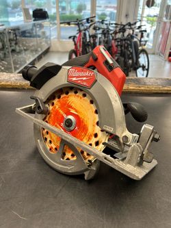 Milwaukee M18 FUEL 18V Lithium-Ion Brushless Cordless 6-1/2 in. Circular Saw