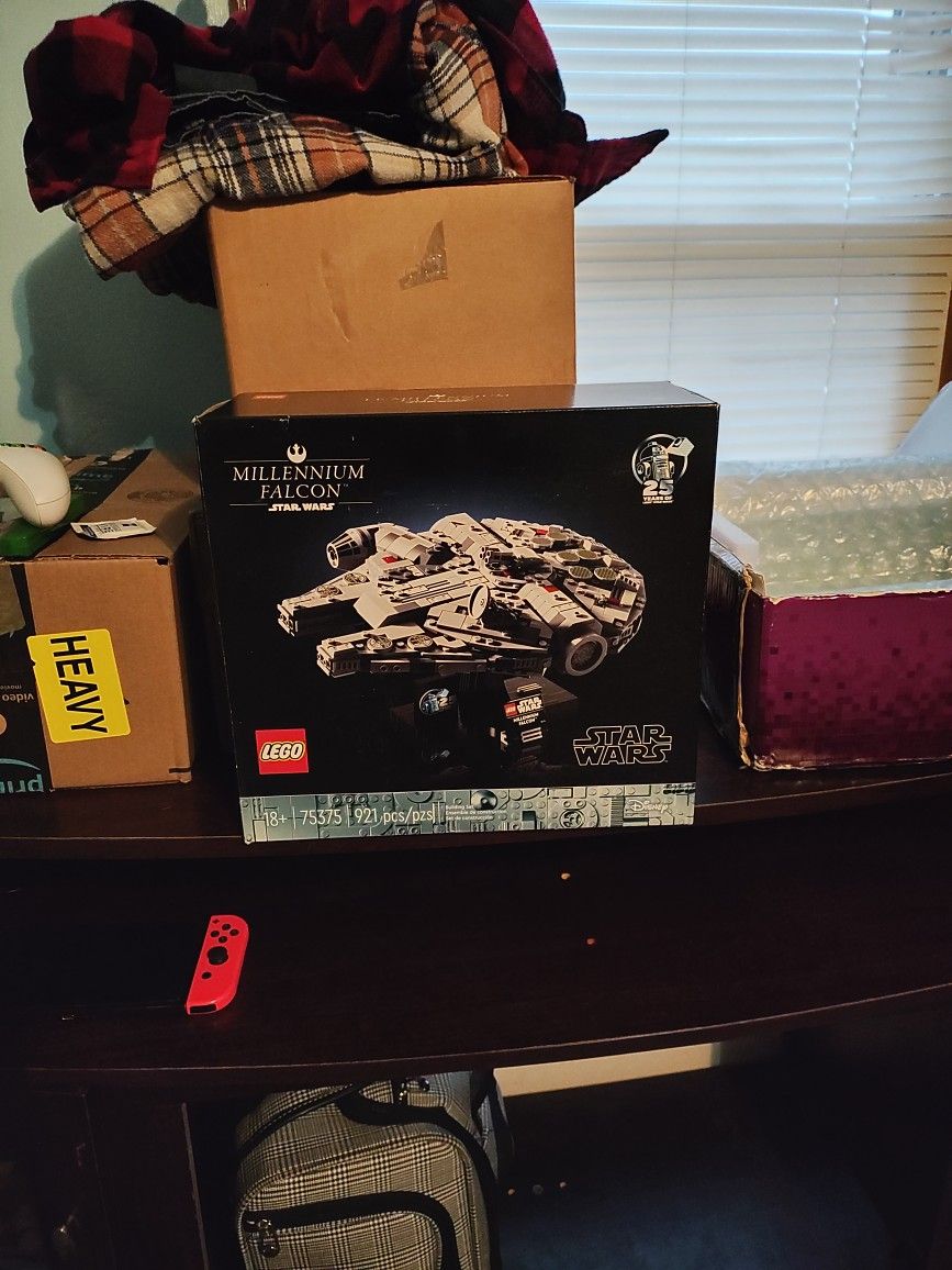 LEGO Star Wars Millennium Falcon 25th Anniversary Buildable Starship Model