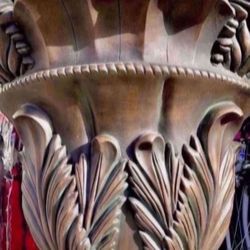 Gorgeous decorative Table h29xw34/38 In