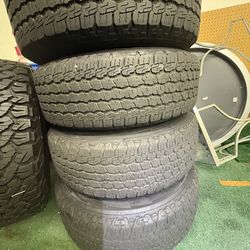 Set of 4 jeep with rims and sensor good condition