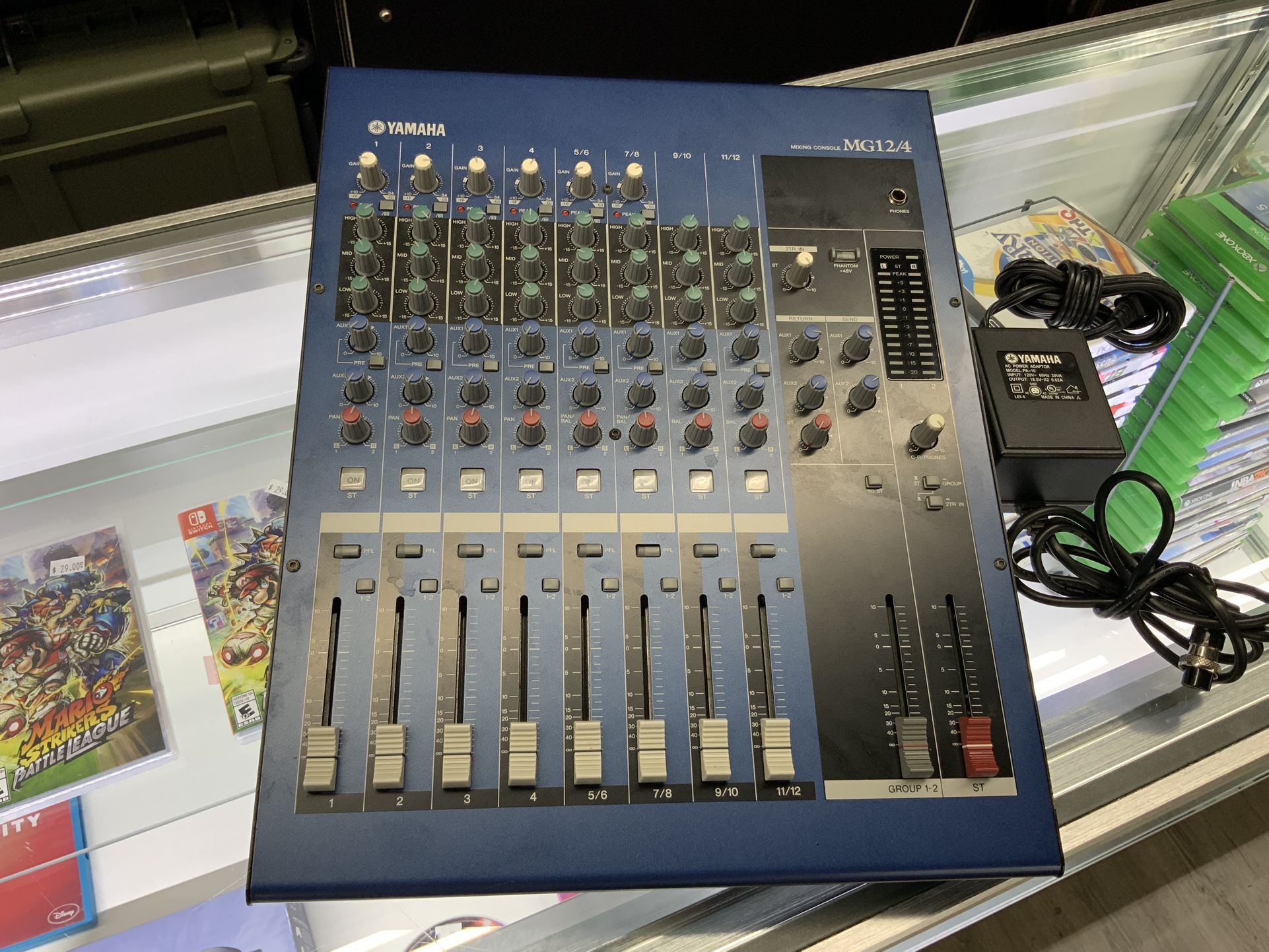 YAMAHA MG12/4 12 channel audio mixer