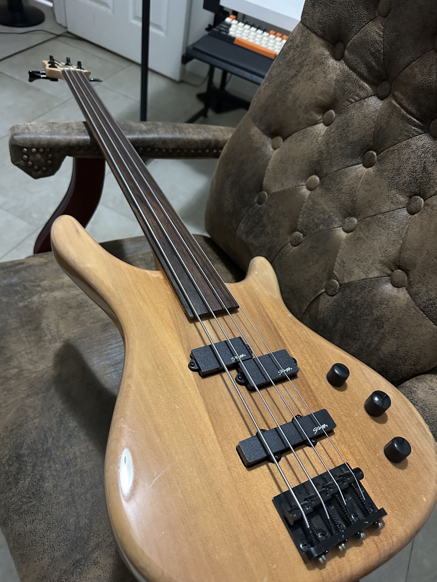 Stagg Fretless Bass