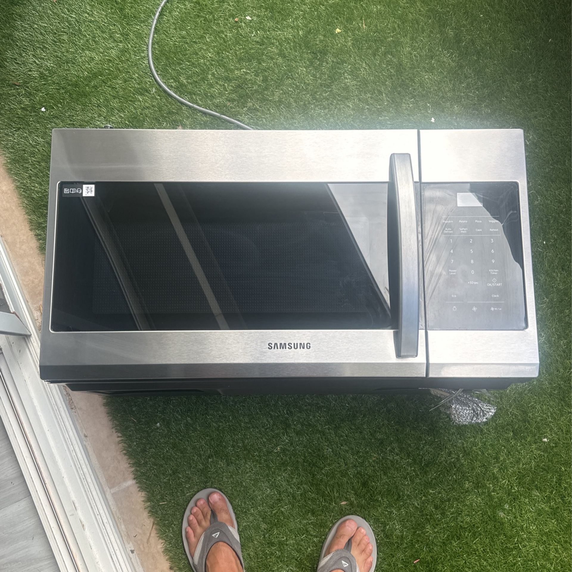 *LIKE NEW* SAMSUNG MICROWAVE