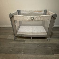 Corral Para Bebe Marca Graco, color Gris.
