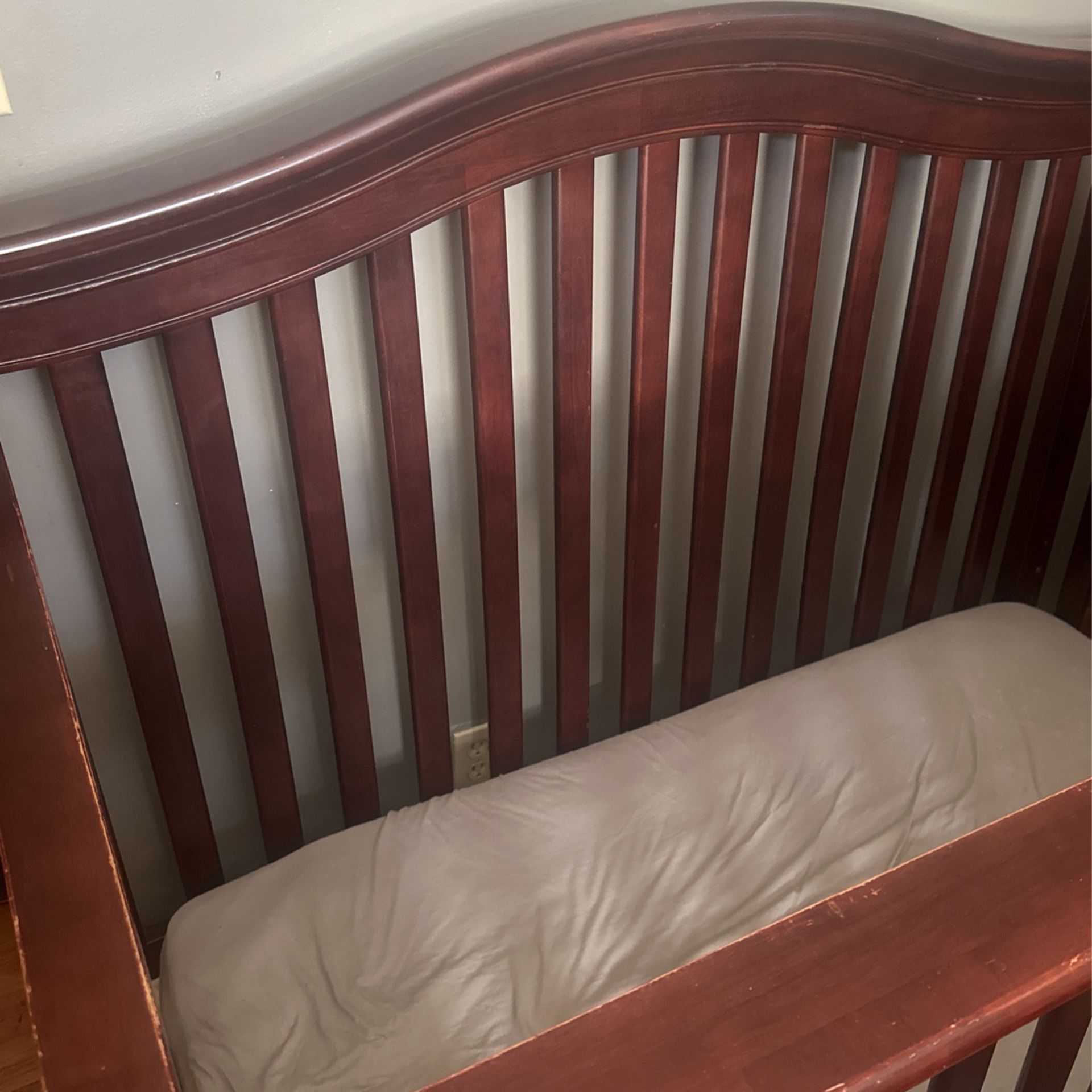 Adjustable And Convertible Baby Crib 