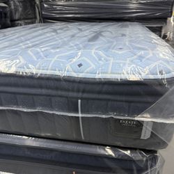 QUEEN SIZE STEARNS & FOSTER ESTATE (FIRM) PILLOW TOP MATTRESS & BOX SPRING BED SET
