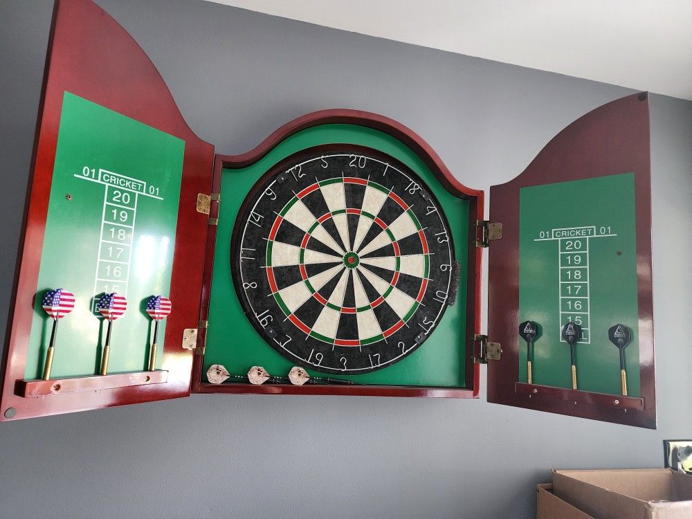 Dart Board With 4 Sets Of Darts