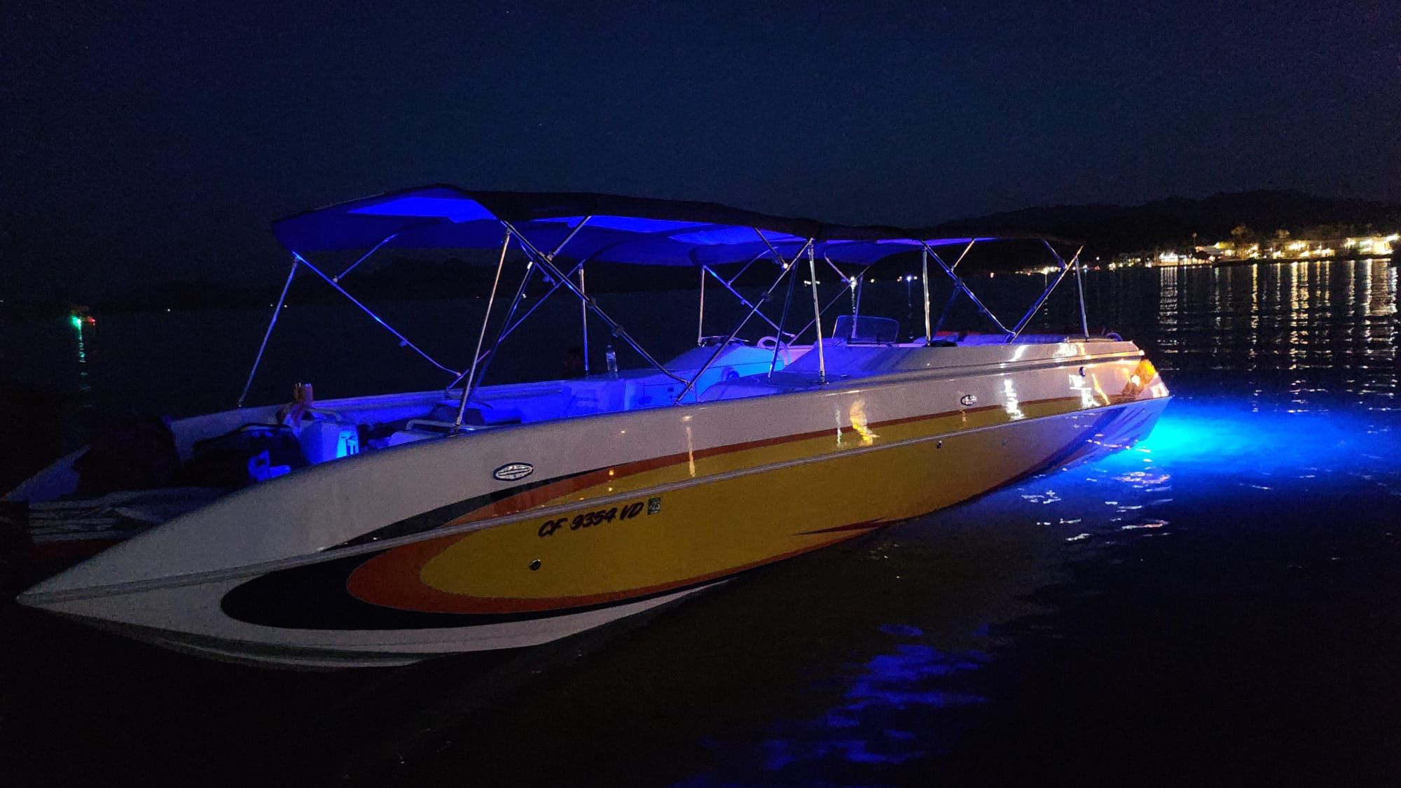 2005 Lavey Craft 28’ Party Prowler Deck Boat
