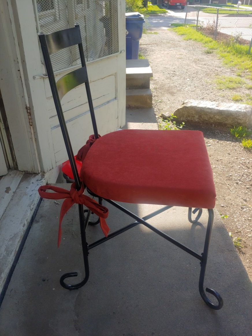 4 matching patio chairs