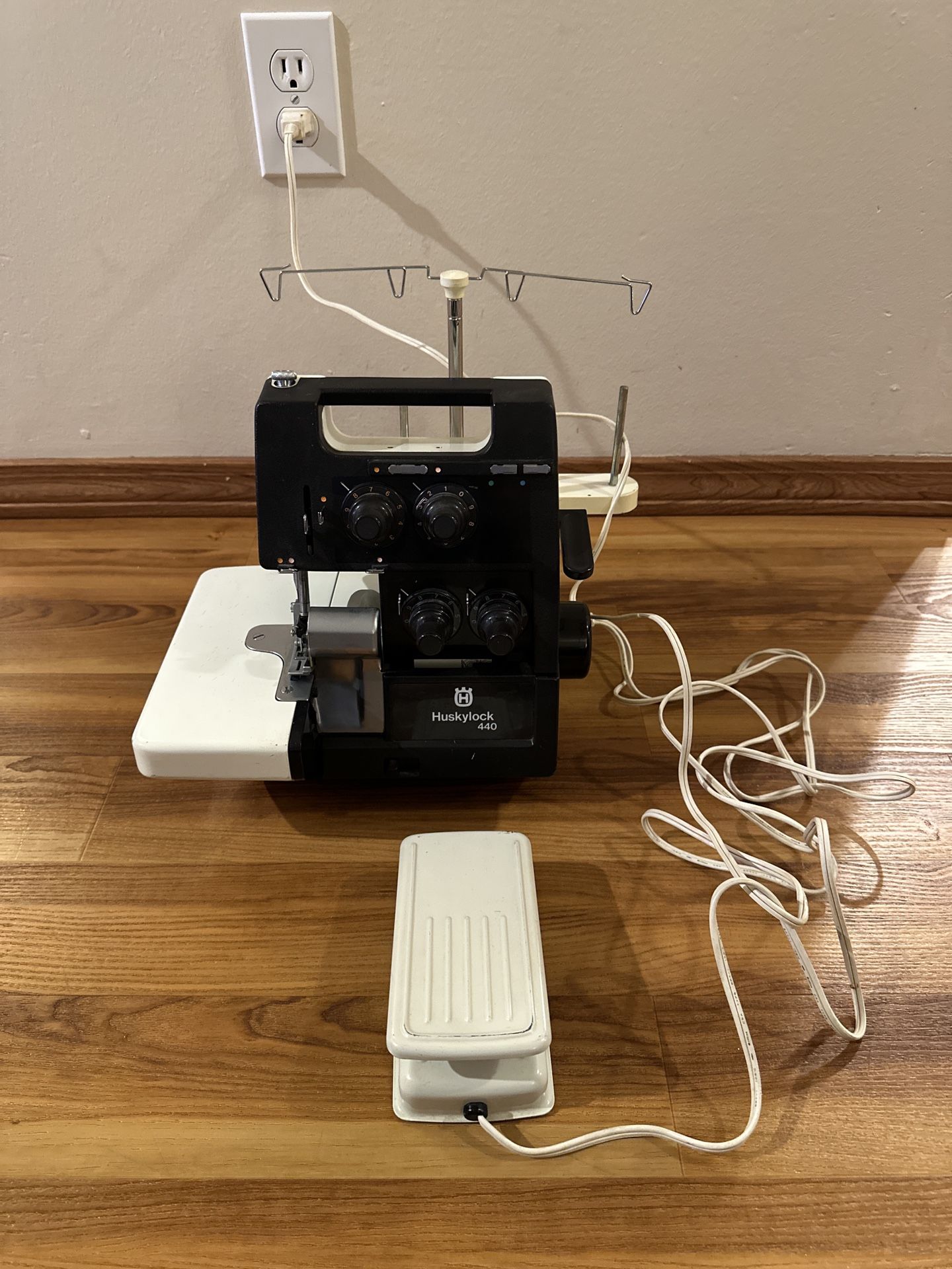 Husqvarna Huskylock 440 Serger Sewing Machine