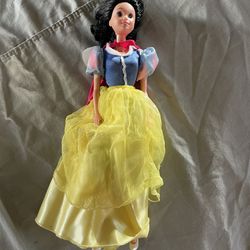1992 Snow White Barbie Doll 