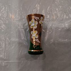 Elegant Vase Gold Accent Flower Design 
