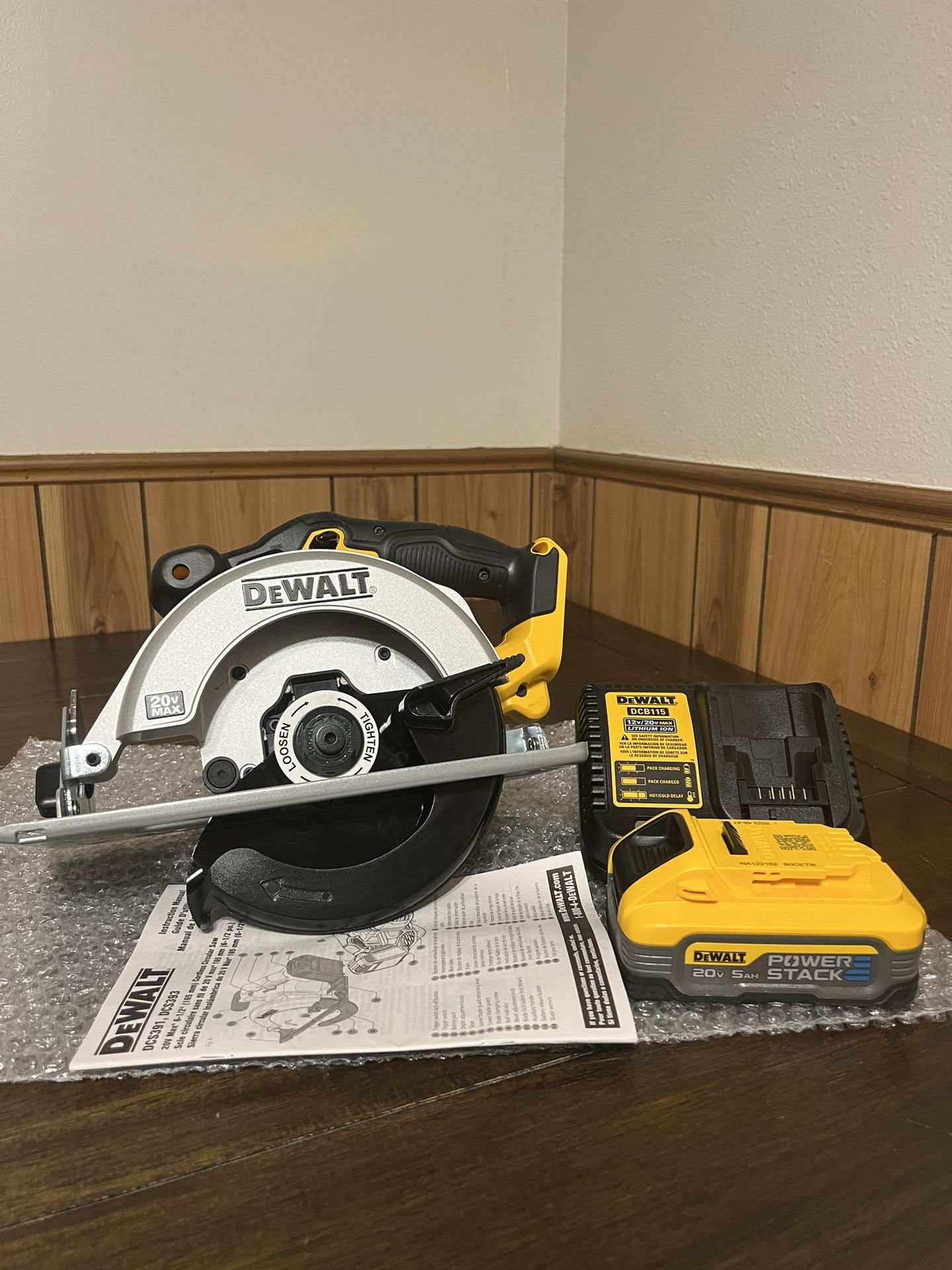DEWALT CIRCULAR SAW 6 1/2 & 5Ah Battery