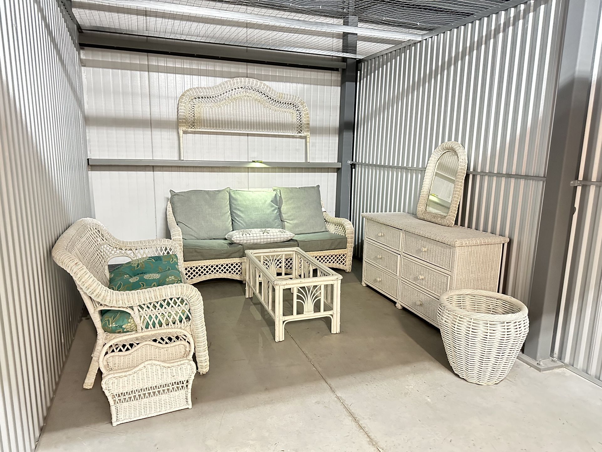 beautiful rattan set  chair / table / outdoor / brand Lane venture . 8 pcs