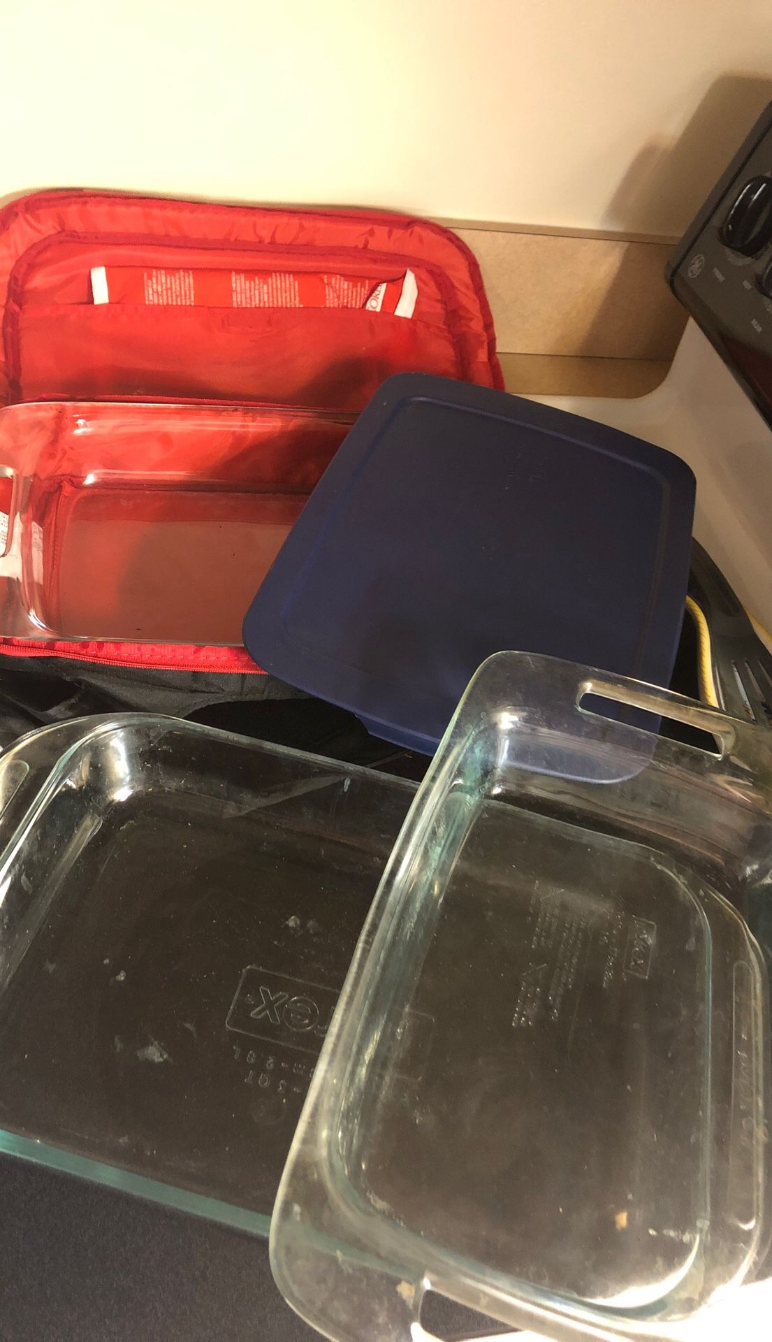 3 Pyrex dishes, one insulated carrying case, one ice pack