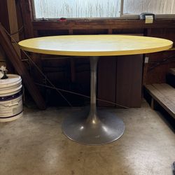 42” Knoll Tulip table