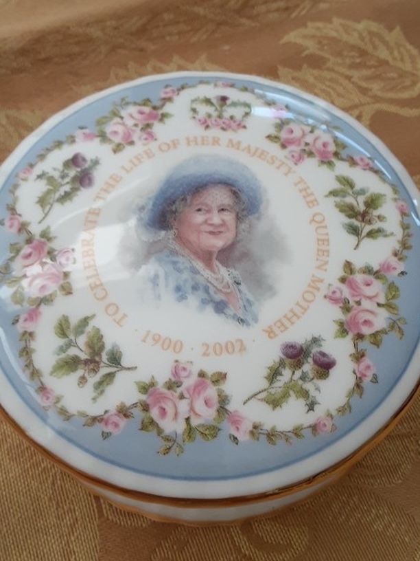 ORIENTAL DECOR ROYAL ENGLISH PORCELAIN BOX