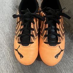 Kids Pumas Size 1