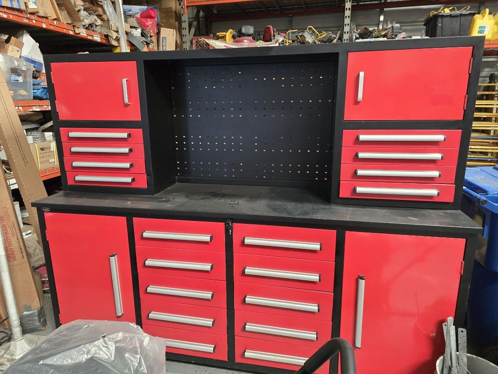 18 Drawer Work And Tool Bench/Cabinet With Lock And Key