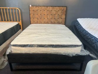 Queen Bed Frame，$380