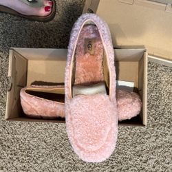 Ugg Ladies 10 Slipper Runs Small