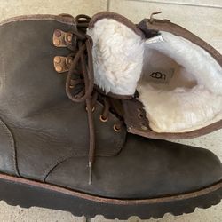 Like New Waterproof UGG men’s boots size 9