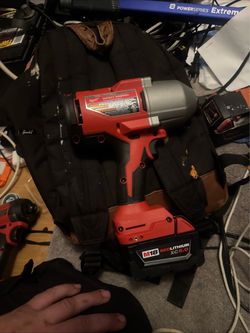 Milwaukee 1/2" Milwaukee M18 1/2" Brushless High Torque Impact Wrench Kit + 5Ah Battery & Charger