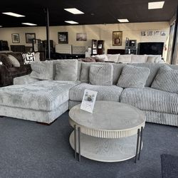Lindyn Sectional. 🚚WE DELIVER🚚