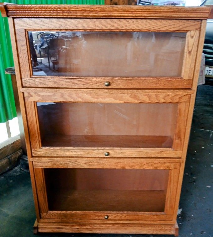 3 Shelf Hobby/curio/ Bookcase