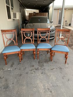 Vendo 4 sillas recién tapizadas casi nuevas