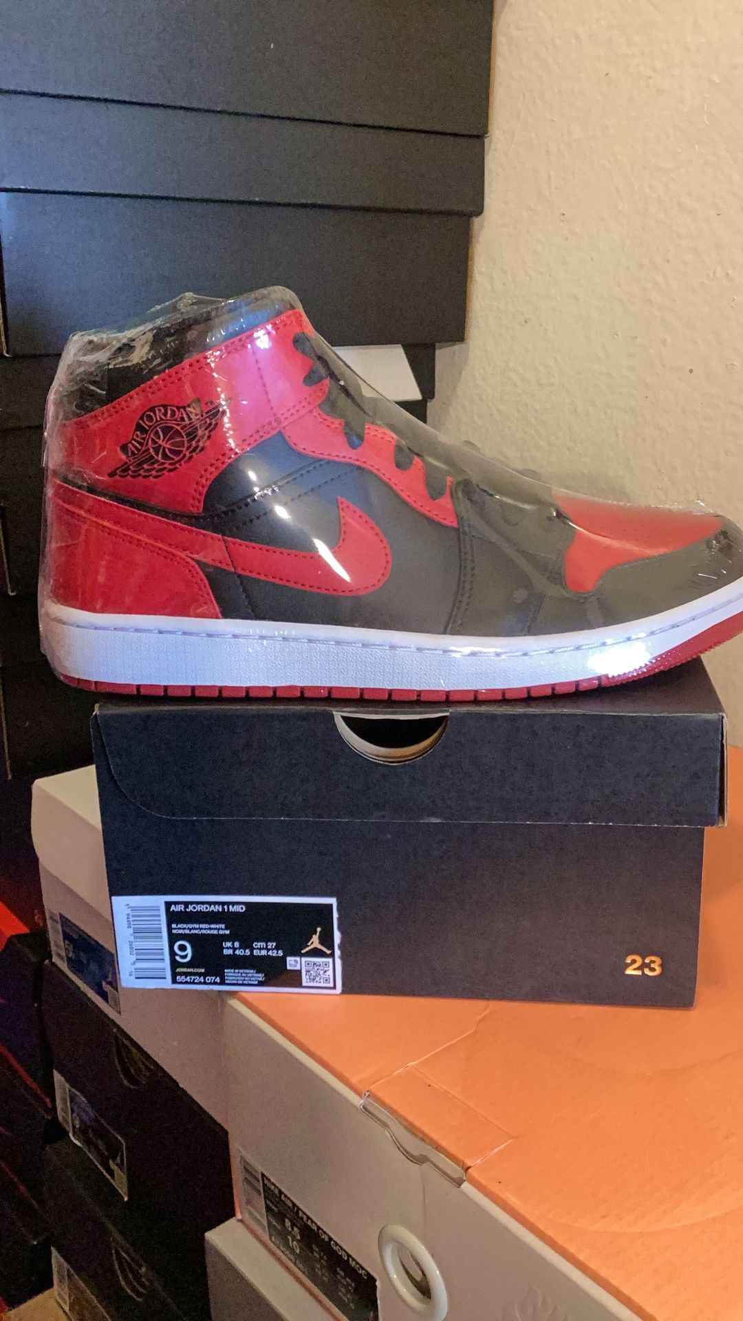 Air Jordan 1 Mid Banned Men Size 9.