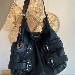 Beautiful Michael Kors Purse ( Great Condition)