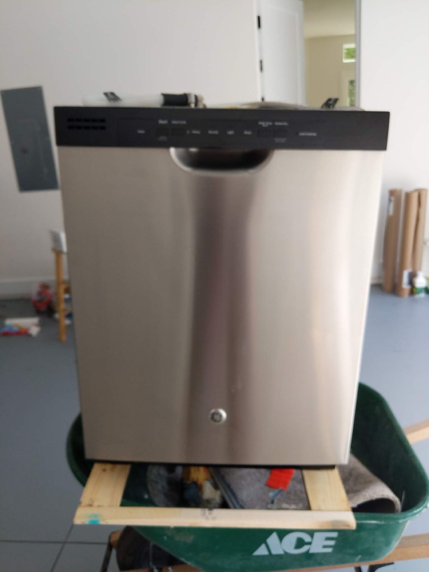Brand New GE dishwasher model gdf510psjss