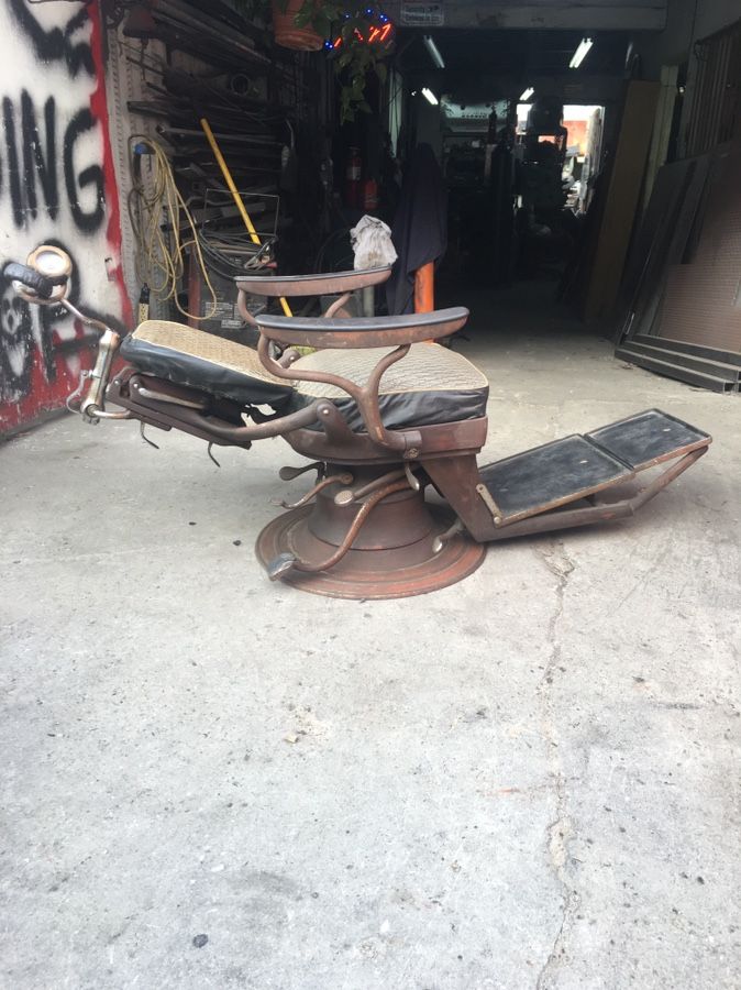 Silla de Dentista Antigua 1923 buenas condisiones no sirve el ilaudrico no sube ni baja todo lo demas funsiona