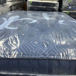 QUEEN SIZE STEARNS & FOSTER LUX ESTATE MEDIUM MATTRESS & BOX SPRING BED SET