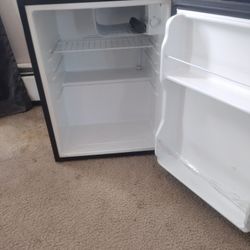 College Dorm Type Refrigerator $50