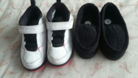 kids Jordans 9c asking 15 Lil blk slippers 5 prices,are firm