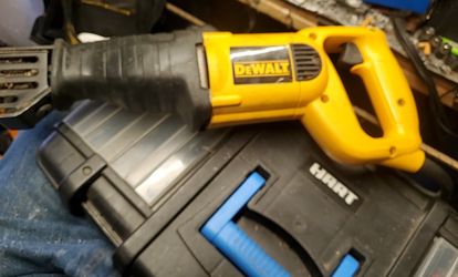 Dewalt Electric  Saw Saw