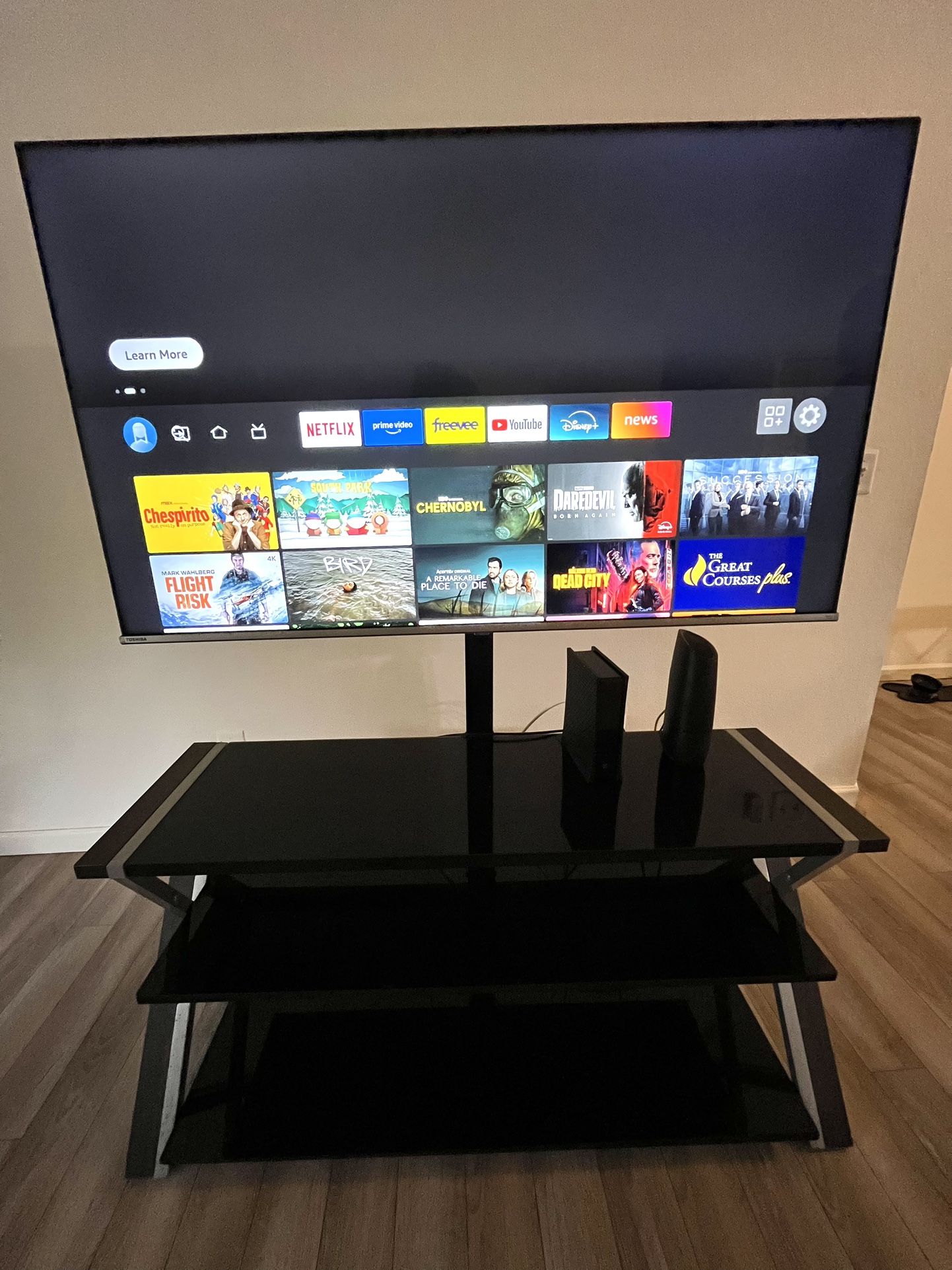 55’’ Toshiba Fire Tv + Table 