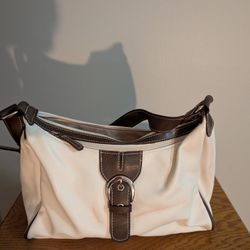 Chic Cream Shoulder Bag with Sleek Design and Versatile Style