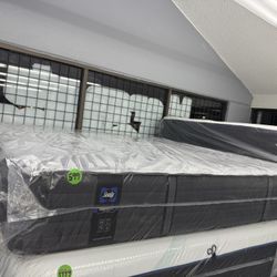 KING SIZE SEALY POSTUREPEDIC PLUS MATTRESS & BOX SPRINGS BED SET