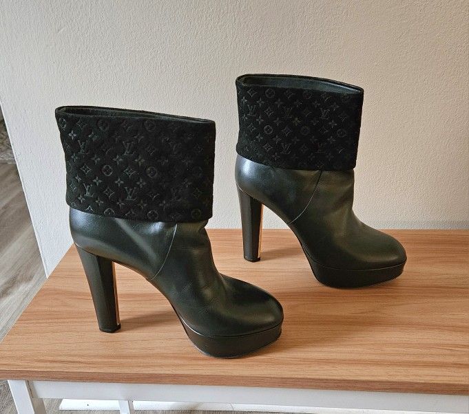 Women's Louis Vuitton Black Leather Suede High-End Luxury Ankle Bootie Size 7 US