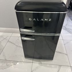 Great Working Galanz 3.1 cu ft Retro Mini Fridge In Super Great Condition
