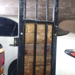 Have Metal Exterior Gate 19" W X 7 ' H Need New Paint 🎨 