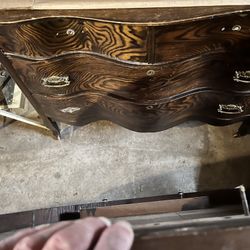 1800 Ish  dresser hardwood all done to anyway with swiveling beveled glass mirror approximately 4’ x 3’. It’s all Kirby Kirby there’s no squaredimensi