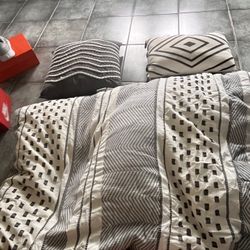 Queen Quit With Pillows 